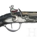 Goldtauschierte Steinschlosspistole, Pierre Penel, Frankreich, um 1750 - photo 4