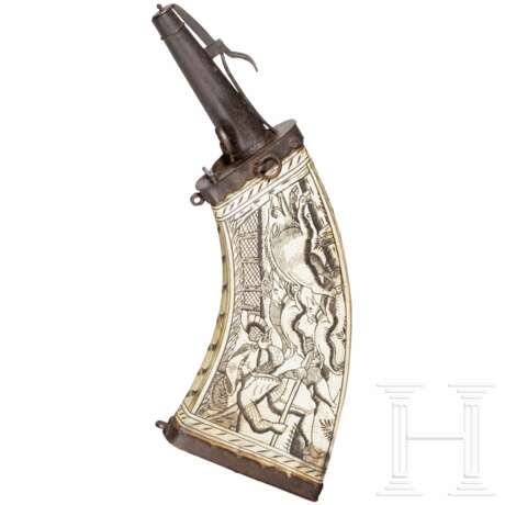 Große Musketier-Pulverflasche mit jagdlicher Gravur, Nürnberg, um 1600 - photo 1