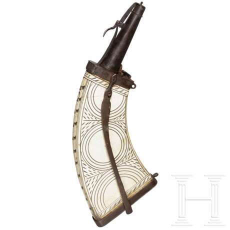 Große Musketier-Pulverflasche mit jagdlicher Gravur, Nürnberg, um 1600 - photo 2