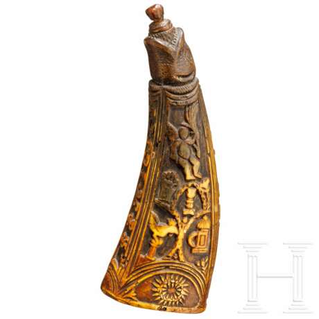 Aufwendig geschnitzte Hornpulverflasche, alpenländisch, datiert 1780 - photo 1