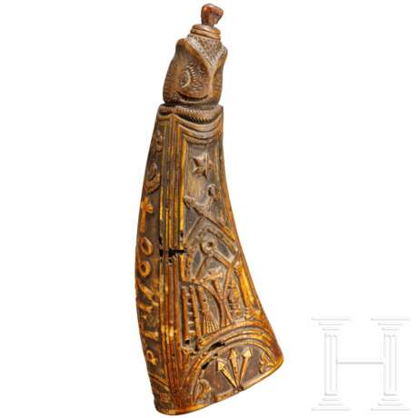 Aufwendig geschnitzte Hornpulverflasche, alpenländisch, datiert 1780 - photo 2