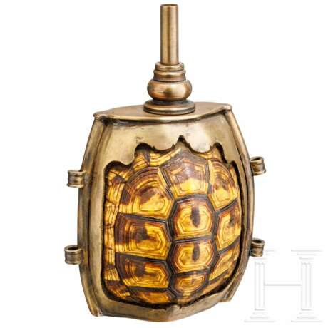 Messingmontierte Zündkrautflasche aus einem Schildkrötenpanzer, Europa, 19. Jhdt. - photo 1