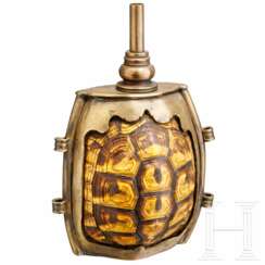 Messingmontierte Zündkrautflasche aus einem Schildkrötenpanzer, Europa, 19. Jhdt.