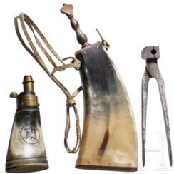 Zwei Pulverhörner und eine Kugelzange, deutsch, 19. Jhdt.