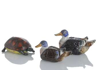 Drei Deckelterrinen in Form einer Schildkröte und zwei Enten