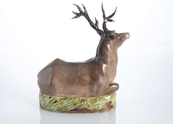 Deckelterrine in Form eines ruhenden Hirsches - photo 2