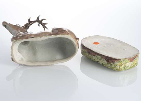 Deckelterrine in Form eines ruhenden Hirsches - photo 4