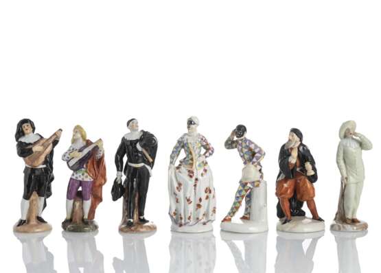 Sieben Figuren aus einer Folge der Commedia dell’Arte - Foto 1
