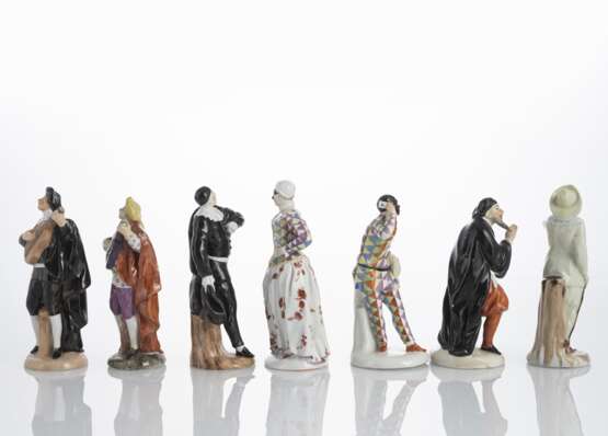Sieben Figuren aus einer Folge der Commedia dell’Arte - Foto 2