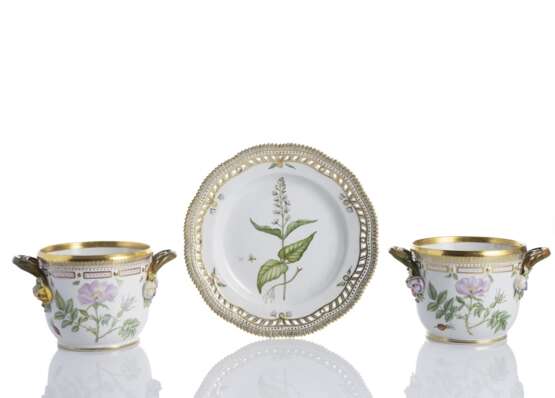 Paar Cachepots und Teller aus dem Flora Danica Service - photo 1