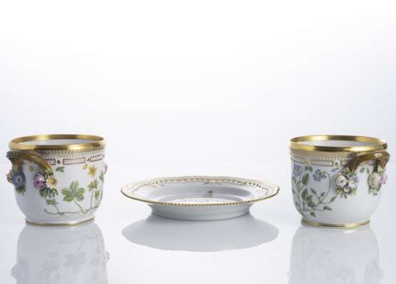 Paar Cachepots und Teller aus dem Flora Danica Service - photo 3
