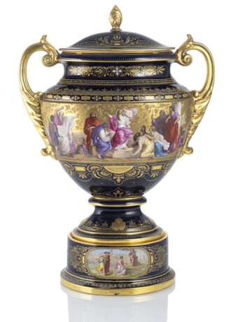Prunkvase mit Darstellung der Wissenschaften sowie Pythia und Apollo - photo 1