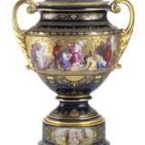 Prunkvase mit Darstellung der Wissenschaften sowie Pythia und Apollo - photo 1