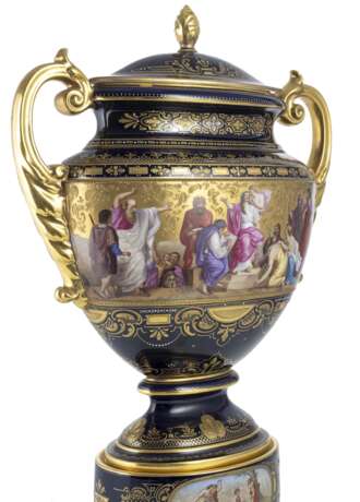 Prunkvase mit Darstellung der Wissenschaften sowie Pythia und Apollo - photo 3