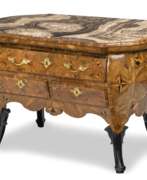 Furniture. Außergewöhnliche Rokoko-Kommode mit Onyxplatte
