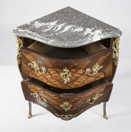 Louis XV Eck-Kommode - фото 2