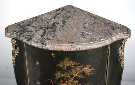 Louis XV Encoignure mit Schwarzlackdekor - Foto 3