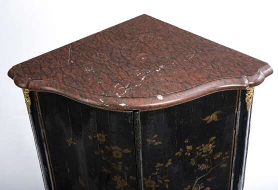 Louis XV Encoignure mit Schwarzlackdekor - photo 3
