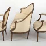 Ein Paar Louis XVI- Fauteuils und Sitzbank - photo 3