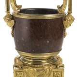 Punkvoller Marmor Cachepot mit Bronzemonierung - photo 1