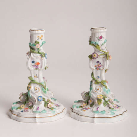  ''Paar Rocaille-Tischleuchter mit Blütendekor'' - Foto 1