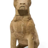 A LARGE CHINESE POTTERY FIGURE OF A SEATED DOG - Foto 2