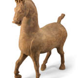 A LARGE CHINESE PAINTED POTTERY FIGURE OF A PRANCING HORSE - Foto 1