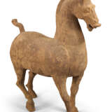 A LARGE CHINESE PAINTED POTTERY FIGURE OF A PRANCING HORSE - Foto 2