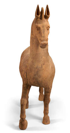 A LARGE CHINESE PAINTED POTTERY FIGURE OF A PRANCING HORSE - Foto 3