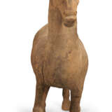 A LARGE CHINESE PAINTED POTTERY FIGURE OF A PRANCING HORSE - Foto 3