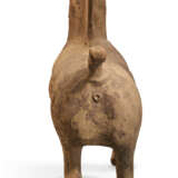 A LARGE CHINESE PAINTED POTTERY FIGURE OF A PRANCING HORSE - Foto 4