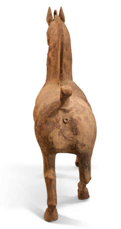 A LARGE CHINESE PAINTED POTTERY FIGURE OF A PRANCING HORSE - Foto 4