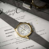PATEK PHILIPPE. AN ATTRACTIVE 18K GOLD CHRONOGRAPH WRISTWATCH WITH PULSATION SCALE DIAL - photo 3