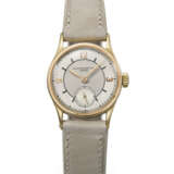 PATEK PHILIPPE. AN ATTRACTIVE 18K GOLD WRISTWATCH WITH TWO-TONE SECTOR DIAL - Foto 1