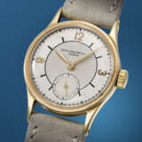 PATEK PHILIPPE. AN ATTRACTIVE 18K GOLD WRISTWATCH WITH TWO-TONE SECTOR DIAL - Foto 2
