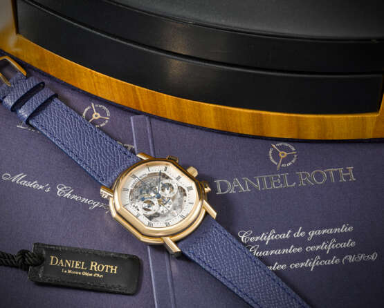 DANIEL ROTH. A RARE AND HIGHLY ATTRACTIVE 18K GOLD AUTOMATIC SEMI-SKELETONIZED CHRONOGRAPH WRISTWATCH - photo 3