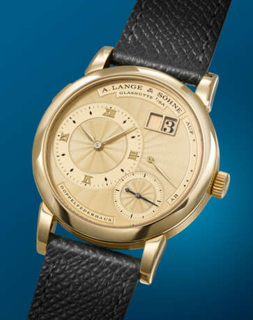 A. LANGE & S&#214;HNE. A VERY RARE AND HIGHLY ATTRACTIVE 18K GOLD LIMITED EDITION WRISTWATCH WITH OVERSIZED DATE AND POWER RESERVE, MADE TO COMMEMORATE THE OPENING OF THE NEW PRODUCTION FACILITY IN 1998 - фото 2