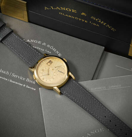 A. LANGE & S&#214;HNE. A VERY RARE AND HIGHLY ATTRACTIVE 18K GOLD LIMITED EDITION WRISTWATCH WITH OVERSIZED DATE AND POWER RESERVE, MADE TO COMMEMORATE THE OPENING OF THE NEW PRODUCTION FACILITY IN 1998 - фото 3