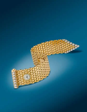CARTIER. A VERY RARE, UNUSUAL AND ELEGANT 18K GOLD AND DIAMOND-SET BRACELET WATCH WITH CONCEALED DIAL AND BACK WINDING - фото 2