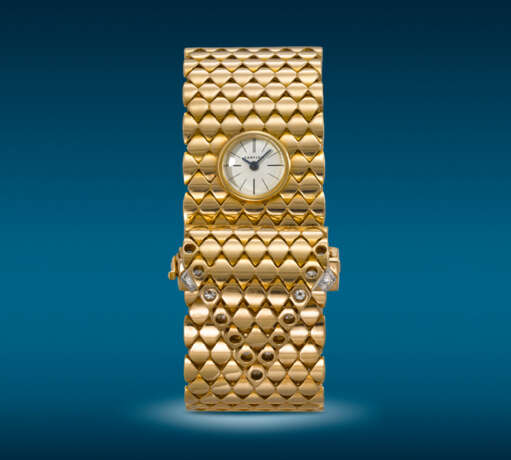 CARTIER. A VERY RARE, UNUSUAL AND ELEGANT 18K GOLD AND DIAMOND-SET BRACELET WATCH WITH CONCEALED DIAL AND BACK WINDING - фото 3