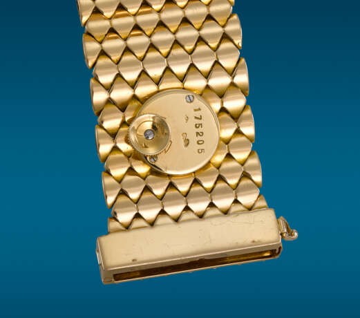 CARTIER. A VERY RARE, UNUSUAL AND ELEGANT 18K GOLD AND DIAMOND-SET BRACELET WATCH WITH CONCEALED DIAL AND BACK WINDING - фото 4
