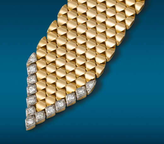 CARTIER. A VERY RARE, UNUSUAL AND ELEGANT 18K GOLD AND DIAMOND-SET BRACELET WATCH WITH CONCEALED DIAL AND BACK WINDING - фото 5