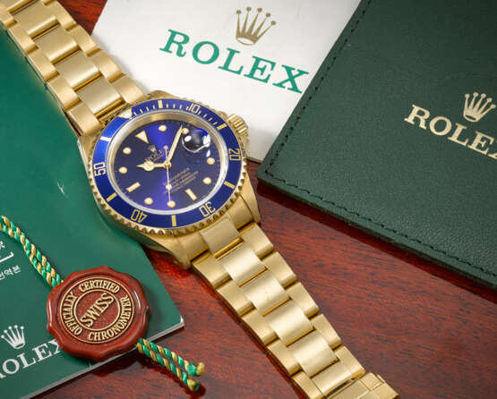 ROLEX. A CHARMING 18K GOLD AUTOMATIC WRISTWATCH WITH SWEEP CENTRE SECONDS, DATE AND BRACELET - photo 3