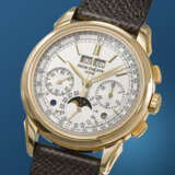 PATEK PHILIPPE. AN ELEGANT AND COVETED 18K GOLD PERPETUAL CALENDAR CHRONOGRAPH WRISTWATCH WITH MOON PHASES, LEAP YEAR, AND DAY/NIGHT INDICATION - photo 2
