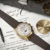 PATEK PHILIPPE. AN ELEGANT AND COVETED 18K GOLD PERPETUAL CALENDAR CHRONOGRAPH WRISTWATCH WITH MOON PHASES, LEAP YEAR, AND DAY/NIGHT INDICATION - photo 3