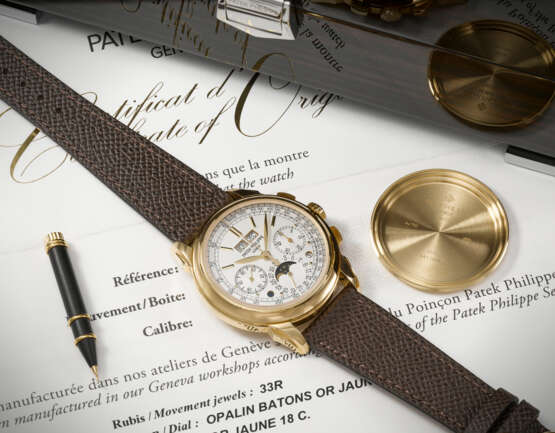 PATEK PHILIPPE. AN ELEGANT AND COVETED 18K GOLD PERPETUAL CALENDAR CHRONOGRAPH WRISTWATCH WITH MOON PHASES, LEAP YEAR, AND DAY/NIGHT INDICATION - photo 3