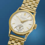 PATEK PHILIPPE. A RARE AND DESIRABLE 18K GOLD WRISTWATCH - фото 2