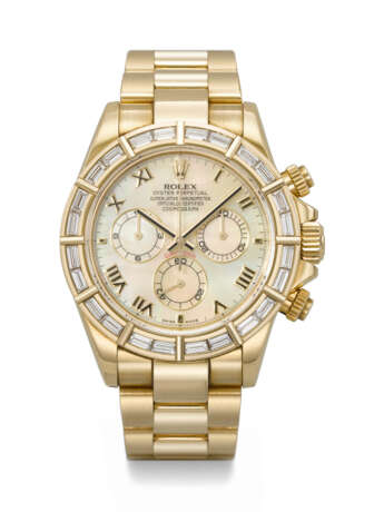 ROLEX. A VERY RARE AND MESMERIZING 18K GOLD AND DIAMOND-SET AUTOMATIC CHRONOGRAPH WRISTWATCH WITH MOTHER-OF-PEARL DIAL AND BRACELET - Foto 1