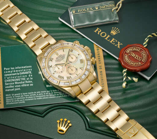ROLEX. A VERY RARE AND MESMERIZING 18K GOLD AND DIAMOND-SET AUTOMATIC CHRONOGRAPH WRISTWATCH WITH MOTHER-OF-PEARL DIAL AND BRACELET - Foto 3