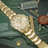 ROLEX. A VERY RARE AND MESMERIZING 18K GOLD AND DIAMOND-SET AUTOMATIC CHRONOGRAPH WRISTWATCH WITH MOTHER-OF-PEARL DIAL AND BRACELET - Foto 3